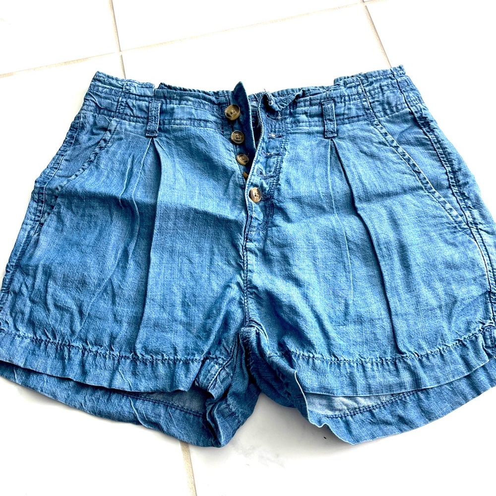 American Eagle High waisted button shorts size 4